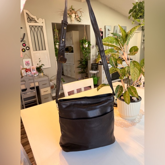 Enzo Angiolini Black Leather Crossbody Shoulder Bag